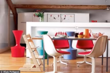 Un couple d'architectes a réhabilité un entrepôt pour vivre à quatre. Ils ont cré une verrière qui donne sur une terrasse...