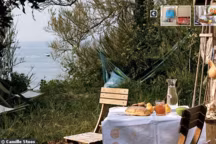 Un simple abri de jardin relooké en un cabanon de vacances royalement situé sur l'ile de Noirmoutier. Excepté les lits, tout bouge avec un mobilier pliant et léger. Visite au pied de la plage...