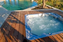 Le spa vogue sur la vague du bien-être. Il est généralement proche ou relié à la piscine mais existe aussi en version solo.