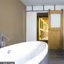 Porte coulissante sur une salle de bains de rêve