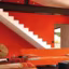 Canapés oranges et escalier monumental