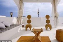 Visite en Tunisie de la maison d'un esthète, créateur voyageur en quête de blanc absolu. Avec juste trois maîtres-mots : sobriété, douceur et créativité...