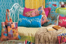 Imprimés kitsch, couleurs éclatantes, dentelle et macramé : à l'opposé du zen triste et froid, l'esprit manouche reprend vie. Un débordement plutôt réjouissant côté tissus, coussins et vaisselle...