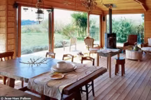 Cette maison de l'île Grande prend les allures de cabane avec ses objets récupérés et ses matières naturelles. Une belle leçon de modernité au naturel...