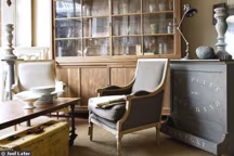 La vie n'est pas faite que de vides-greniers : voici 50 adresses de boutiques de brocante-antiquités à L'Ouest pour chiner autrement. Ce sont les préférées de la rédaction de Côté Ouest...