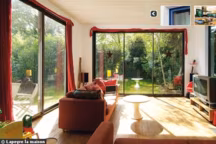 De plus en plus sophistiquées, fenêtres et portes-fenêtres se distinguent par leurs systèmes d'ouverture et l'esthétique, mais aussi leurs qualités thermiques et acoustiques. Conseils et revue de modèles pour ne pas vous tromper...