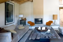 Cette rénovation préserve authenticité et douceur tout en introduisant des matériaux, des couleurs et des volumes modernes...