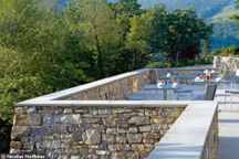 De cette bâtisse italienne abandonnée, il ne restait qu'une tour. Aujourd'hui rénovée, elle a retrouvé un vent de modernité. Par ici la visite...