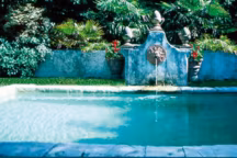 Le Nord aussi s'équipe en piscines, et dans le Midi, la saison se prolonge tard. Les systèmes de chauffage se développent.