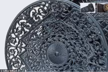 Très en vogue au début du XIXe, les bijoux et accessoires en fonte de fer de Berlin se distinguent par leur belle facture et leur élégante laque sombre