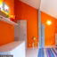 Une chambre orange pop pour Ines