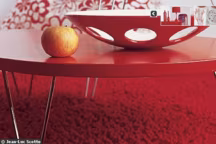 Il nous manquait. Le rouge est de retour, dans la mode et la déco, et ça réchauffe tout de suite l'atmosphère...