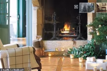 Dans un parc féerique saupoudré de neige, le manoir Coat Amour, en Bretagne, vient de  fêter noël... à l'anglaise