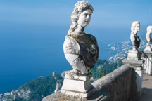 Îlot de verdure sur la côte amalfitaine, la villa Cimbrone s'étale, langoureuse, dans ses jardins enchanteurs. Le lieu, qui ensorcela des générations d'artistes venus s'imprégner de sa puissante beauté, continue à distiller un parfum d'éternité