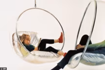 Crée en 1968, la Bubble Chair est toujours à l'avant-garde. Et si vous craquiez " La Bubble Chair est réditée depuis 1996 dans le respect des dessins originaux...
