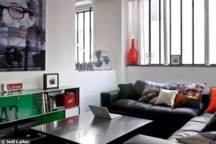 Dans ce loft, les parties communes ont été privilégiées au détriment des chambres. Un espace lumineux et contemporain, plein de caractère...