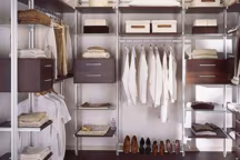 Un vrai dressing, c'est le rêve ! Alors, pour 2, 4 ou plus de 6 m2, voici trois aménagements de dressing possibles pour vous offrir le dressing idéal à prix raisonnable...