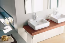 C'est la guerre entre vous le matin dans la salle de bain ? Pour trouver un bon compromis  devant le miroir, on installe des doubles vasques. Voici combien ça coûte...