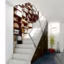 Une bibliothèque le long d'un escalier