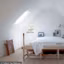 Un hâvre de sérénité dans cette chambre à coucher sous les toits