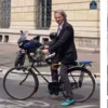 Cycliste, rêveur pragmatique, gentleman designer, Paul Smith est un photographe poète. La preuve en instantanés parfois compulsifs, toujours jubilatoires. Découverte de Paris avec ses photos. Un reportage Côté Paris...
