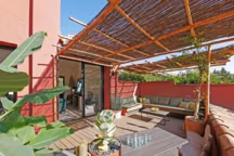 La terre cuite fait son grand retour. Sa palette colorée inspire l'ambiance des espaces outdoor, en témoigne cette terrasse couverte au style résolument dépaysant. Réalisation Slowgarden.