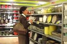 Direction Monop' avec la styliste Marie Daâge. Avec les 300 euros, cette pro en peinture sur porcelaine a arpenté le rayon déco d'un Monoprix. Résultat de son shopping avec mise en scène chez elle...