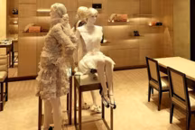 Chute de perles, murs tendus de tweed, ponctuations noir, blanc et or... tous les codes légendaires de la maison cristallisent le nouvel écrin luxe Chanel. Rendez-vous avenue Montaigne, près des Champs Elysées...