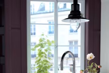 Evier HAVSEN, deux bacs avec face avant visible, en céramique, convient à un meuble de 80 cm de large minimum, robinet vendu à part, 219 euros. Ikea.