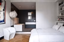 Le luxe d'une salle de bains spacieuse