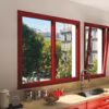 Fenêtres aluminium coloris rouge pourpre, Storistes de France. L'oscillo-battant permet de libérer complètement le plan de travail.