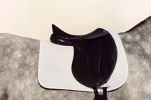 "La Maison. Un regard sur Hermès" par Koto Bolofo, 11 livres brochés dans un coffret, 85 euros, Éditions Steidl.