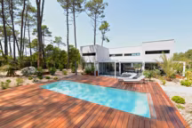 Une piscine enterrée 100 % béton armé Diffazur de 24 m2 (3 x 8) selon choix revêtement et équipements entre 25 000 euros à 40 000 euros, hors terrassement. Diffazur Piscines.