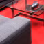 Objets design sur le tapis rouge vif