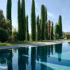 Une piscine qui se fond dans le jardin