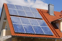 Si l'énergie verte est un marché fructueux, les charlatans en profitent aussi et l'on n'est pas à l'abri d'une arnaque. Panneaux solaires, pompes à chaleur... Tout ce qu'il faut savoir pour éviter de se faire piéger !