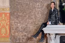 Florence Baudoux est une architecte d'intérieur entière et passionnée. Elle conçoit actuellement les nouvelles boutiques Descamps ainsi que le showroom Jab, rue du Mail à Paris...