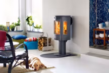 Pour profiter d'un moment tranquille au coin du feu, il y a l'option cheminée, l'option poêle, ou même l'option poêle-cheminée ! Dur dur de faire un choix du coup ! Pas de panique, on vous donne les éléments pour tout savoir et bien choisir.