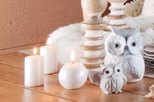 Et si vous usiez de la bougie pour illuminer votre Noël ? Voici quelques mises en scène qui vous donneront des idées scintillantes...