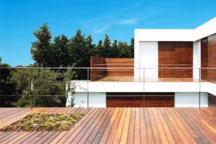 Une terrasse entièrement revêtue de bois se veut chaleureuse et conviviale, et se "patine" doucement avec le temps. Xavier de Chirac nous donne les clés pour aménager ce type de terrasse.