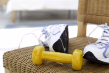 Avoir un corps d'athlète sans sortir de chez soi, c'est possible ! Mais à condition de bien choisir son équipement. Interview d'un coach sportif....