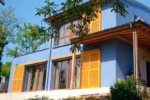 Jacques a profité de sa retraite pour construire sa maison écolo parfaite. Économies d'énergie, production d'électricité, toitures végétalisées... Bref, tous les ingrédients sont réunis pour allier vie écolo et confort...