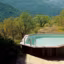 Une piscine hors sol en bois tout terrain