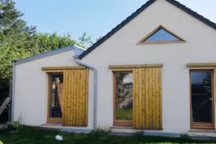 Une maison d'habitation passive construite en Ile-de-France, un potager bio, une cuve de récupération des eaux de pluie... Thomas et Caroline racontent leur expérience sur la construction de leur maison de 120 m2...