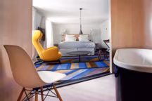 François Champsaur a su faire le lien entre la chambre et la salle de bains. Un reportage à l'hôtel du Ministère, à Paris...