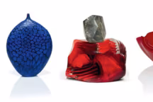 Le commissaire-priseur Jean-Marcel Camard confirme le retour du verre contemporain. Le magazine Maison Française est parti à sa rencontre. Interview...