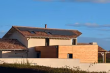 Dans sa maison basse consommation, Marguerite a vu les factures en eau et électricité divisées par 4 ! Elle nous présente sa maison écolo, et ses astuces pour bien réussir.