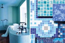 Dans la salle de bains, la mosaique colorée et fantaisiste fait le décor. Mariée à d'autres revêtements tels que la peinture ou le carrelage, elle transformera votre salle de bains en paradis bleuté...