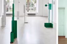 Sophie Calle, Jean-Michel Othoniel, Takashi Murakami, Maurizio Cattelan, Xavier Veilhan... Pour tous ces artistes stars, un même (jeune) galeriste : le Parisien Emmanuel Perrotin. Rencontre...