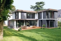 Une maison moderne qui invite le jardin à l'intérieur